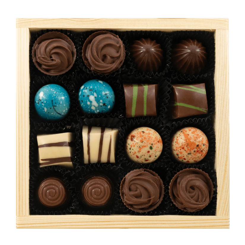 Wooden gift box with 16 pralines